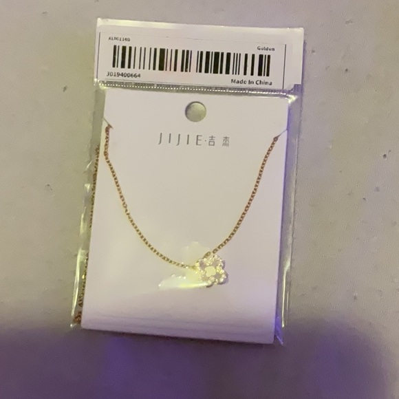 Brand new gold/silver clover shaped necklace from temu - Picture 1 of 1